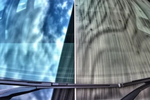 Чистое автомобильное стекло после очистителя — без разводов и бликов